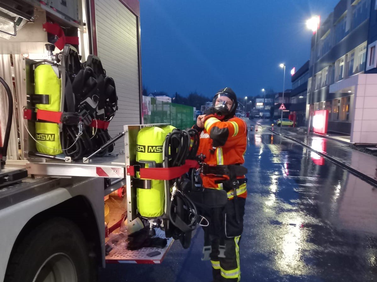 Ein Feuerwehrmann legt seine Ausrüstung an
