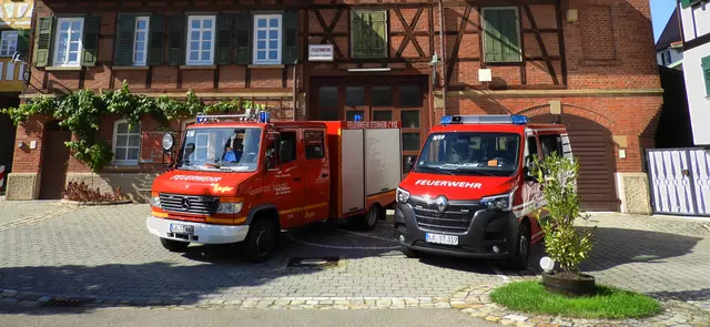 Fahrzeuge der Abteilung Höpfigheim vor dem Gerätehaus